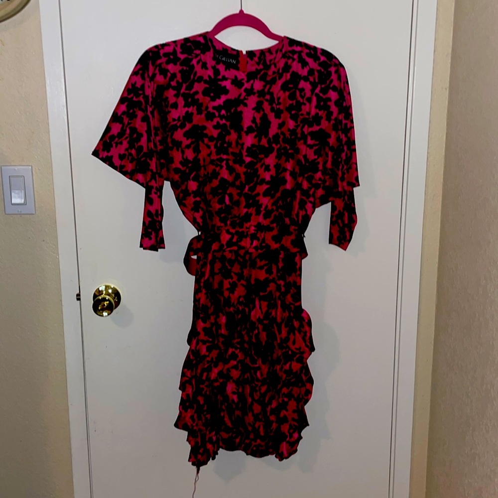 This is a pretty vintage dress from the 80s.
It is pure silk.